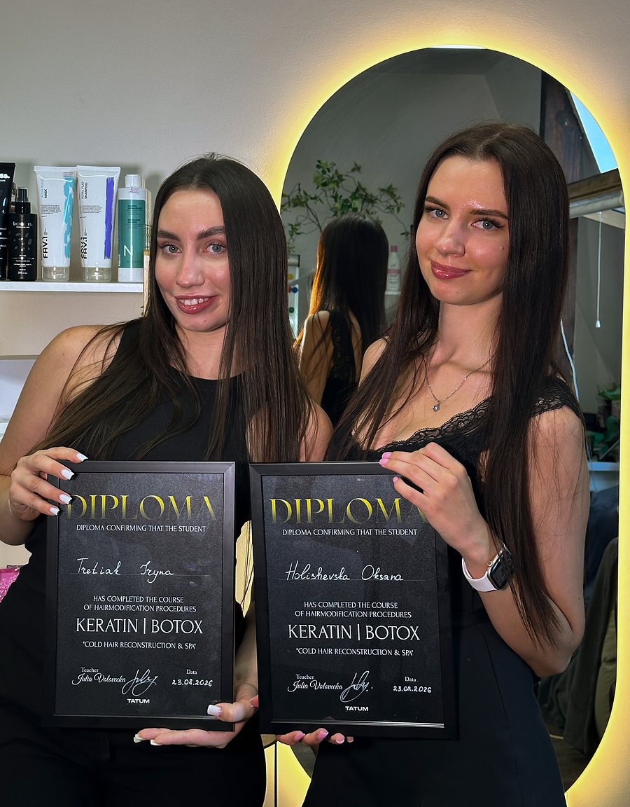 Майстрині Pinki Studio з дипломами про навчання процедурам кератину й ботоксу
